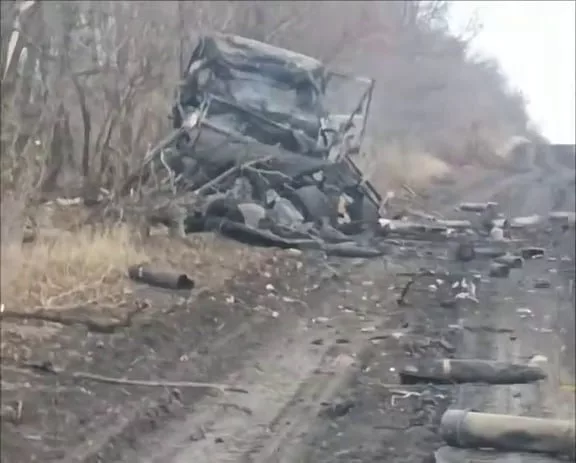 Видео со стороны противника. Уничтоженный грузовик Daewoo Novus ВСУ где-то на фронте