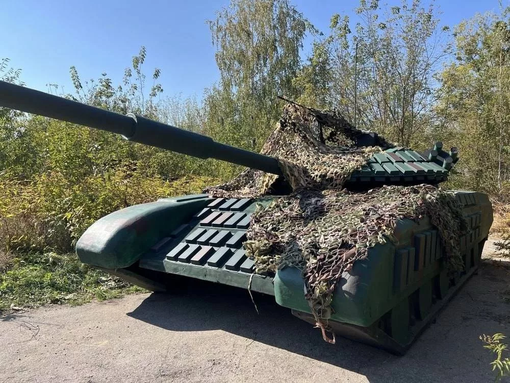 Простенькие украинские макеты танков Т-72АВ (хотя хотелось сделать, наверное, Т-64БВ)
