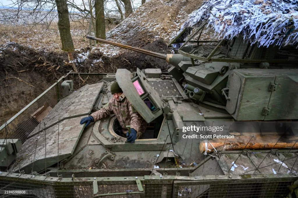 Американские БМП М2А2 Bradley ODS-SA засветились на вооружении 82-й ОДШБр ВСУ в Курском приграничье, что делает это подразделение украинской армии уже седьмым по счету известным эксплуатантом БМП "Бредли" в рядах противника