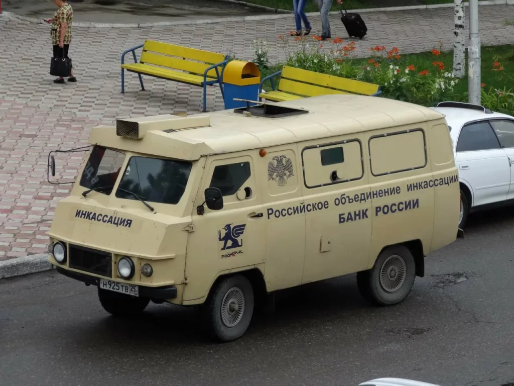 Крайне редкая бронированная инкассаторская "Буханка" под названием "Коналю-2963" российской армии, уничтоженная в Курской области