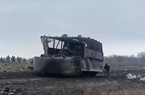 Российская БМП-3 с антидроновым навесом, системой РЭБ и резинотканевыми экранами поверх противокумулятивных решеток