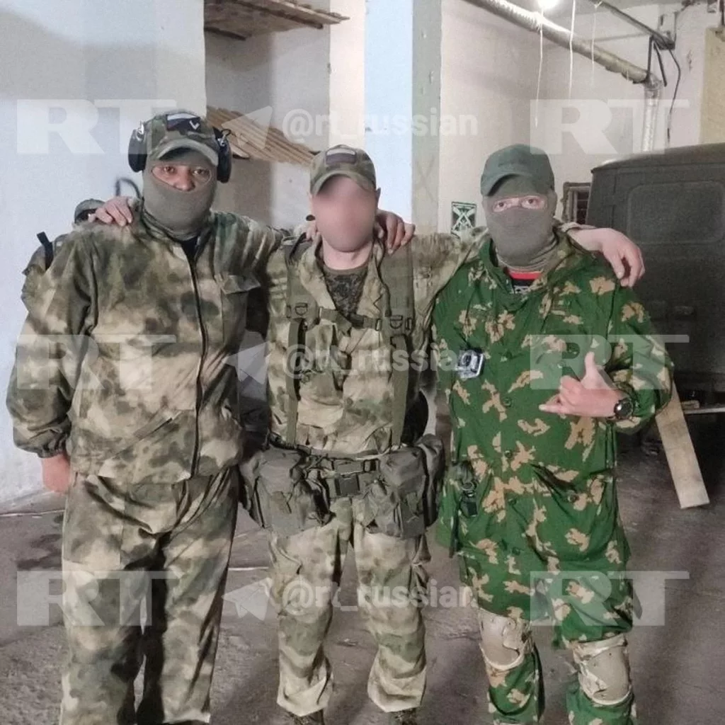 Российский боец с тяжёлыми ранениями десять дней ползком выбирался к своим. Чтобы выжить, он пил росу