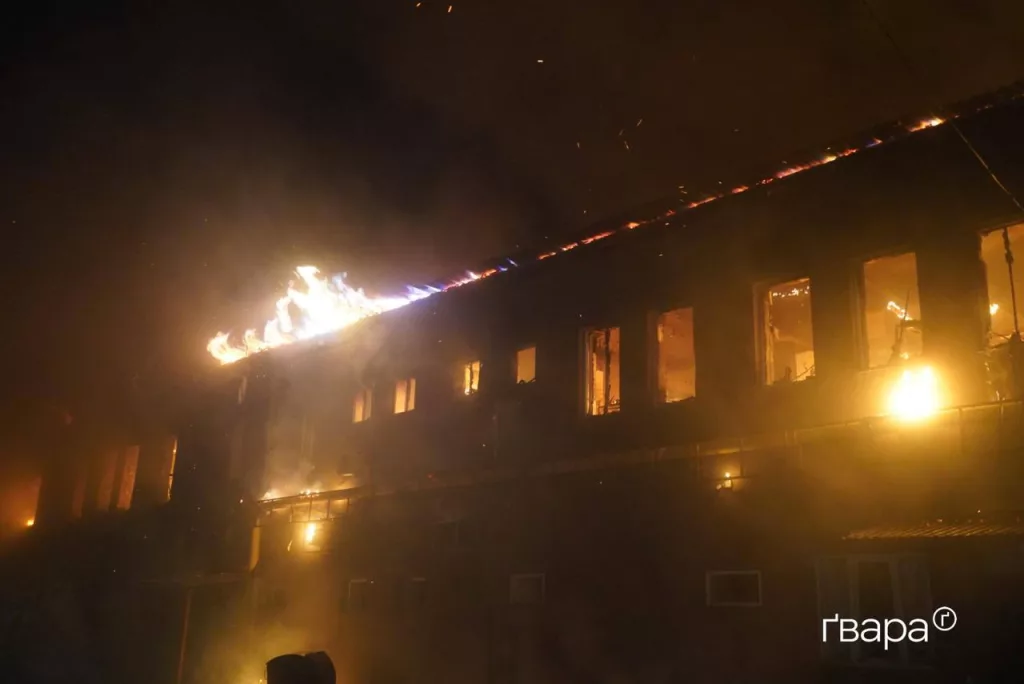 Сильный пожар разгорелся на предприятии в Харькове после удара ВС РФ