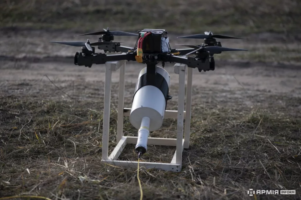 Демонстрационный показ различных FPV-дронов на оптоволокне украинского производства, проведенный Главным Управлением оборонных инноваций Минобороны Украины