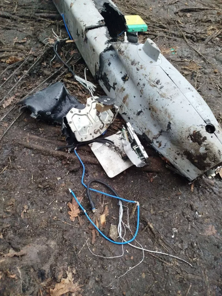 Обломки сбитой американской ракеты-приманки ADM-160B MALD, которая использовалась для отвлечения средств ПВО во время недавнего ракетного удара ВСУ по территории России