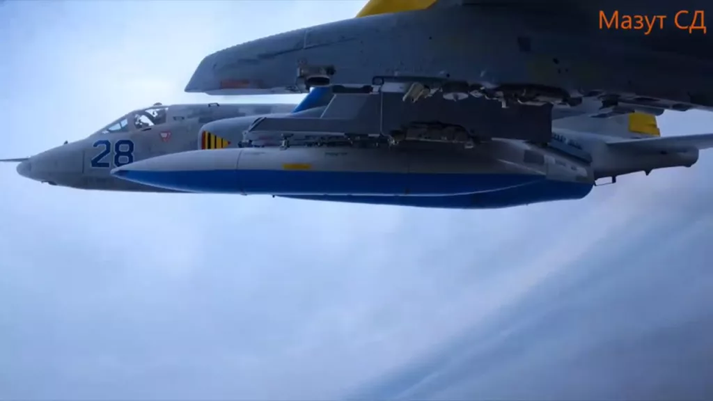 Если проанализировать кадры пусков AASM-250 Hammer с украинских Су-25, то происходит это по ожидаемой схеме - штурмовик уходит с набором высоты и бросает авиабомбу с кабрирования, после чего резко снижается обратно для минимизации времени нахождения "в прицеле" ЗРК