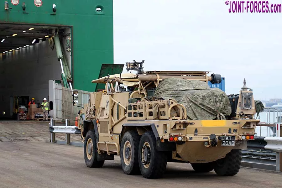 Погрузка британской военной техники в порту Марчвуд в ходе учений NATO Steadfast Dart-25 для последующей переброски в Румынию