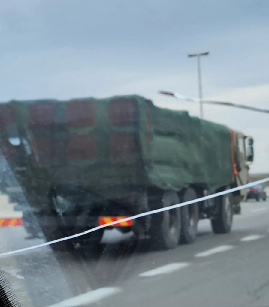 Иранские источники утверждают, что на первом фото пусковые установки ракет Fath-360 (также известные как BM-120) и комплекса ЗРК/ПРО Arman (или Ababil) с транспортно-заряжающими машинами в порту Бендер-Энзели на Каспии