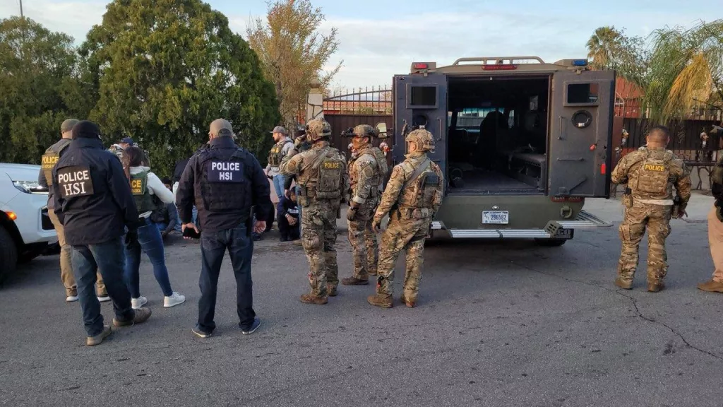 В рамках иницированной Дональдом Трампом кампании по борьбе с нелегальными мигрантами начались задержания и депортация с использованием военно-транспортных самолётов C-17 и C-130. Первые борты уже приземлились в Гватемале