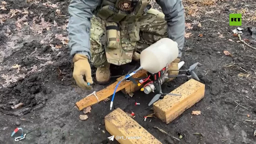 Подготовка и работа FPV-дронов на оптоволокне добровольческого отряда спецназначения «Анвар» по противнику в Курской области