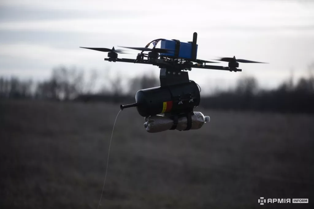 Демонстрационный показ различных FPV-дронов на оптоволокне украинского производства, проведенный Главным Управлением оборонных инноваций Минобороны Украины