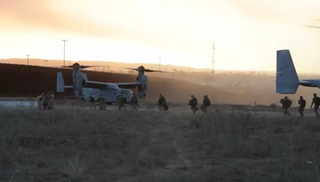 Белый дом публикует кадры переброски подразделений корпуса морской пехоты на конвертопланах MV-22B Osprey в район американо-мексиканской границы