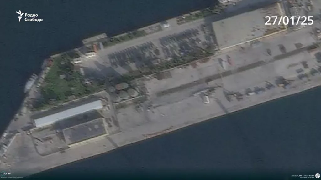 Российская техника вывезена из Сирии - спутниковые снимки демонстрируют опустевший порт Тартус после захода в него логистических судов Sparta и Sparta II несколько дней назад