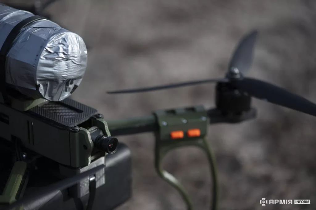 Демонстрационный показ различных FPV-дронов на оптоволокне украинского производства, проведенный Главным Управлением оборонных инноваций Минобороны Украины