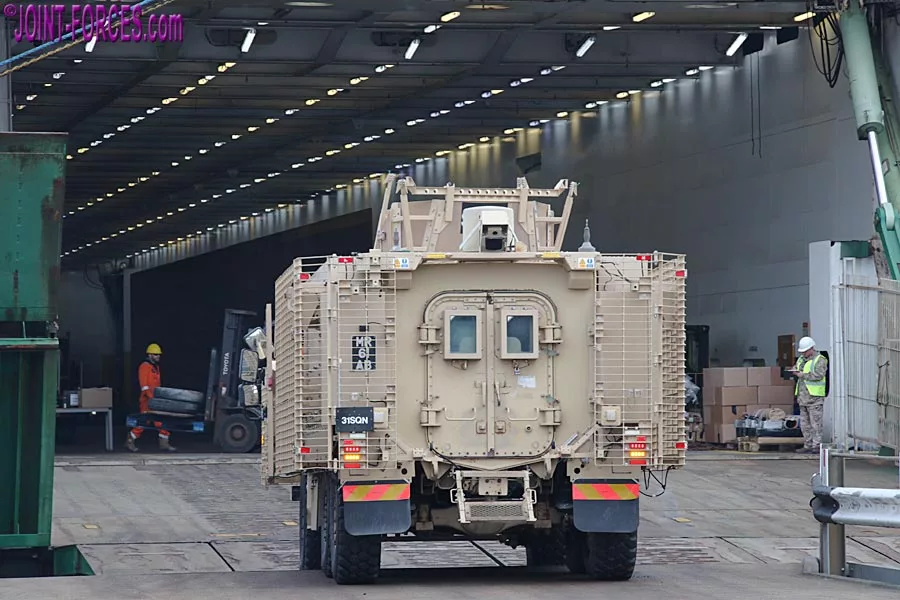 Погрузка британской военной техники в порту Марчвуд в ходе учений NATO Steadfast Dart-25 для последующей переброски в Румынию
