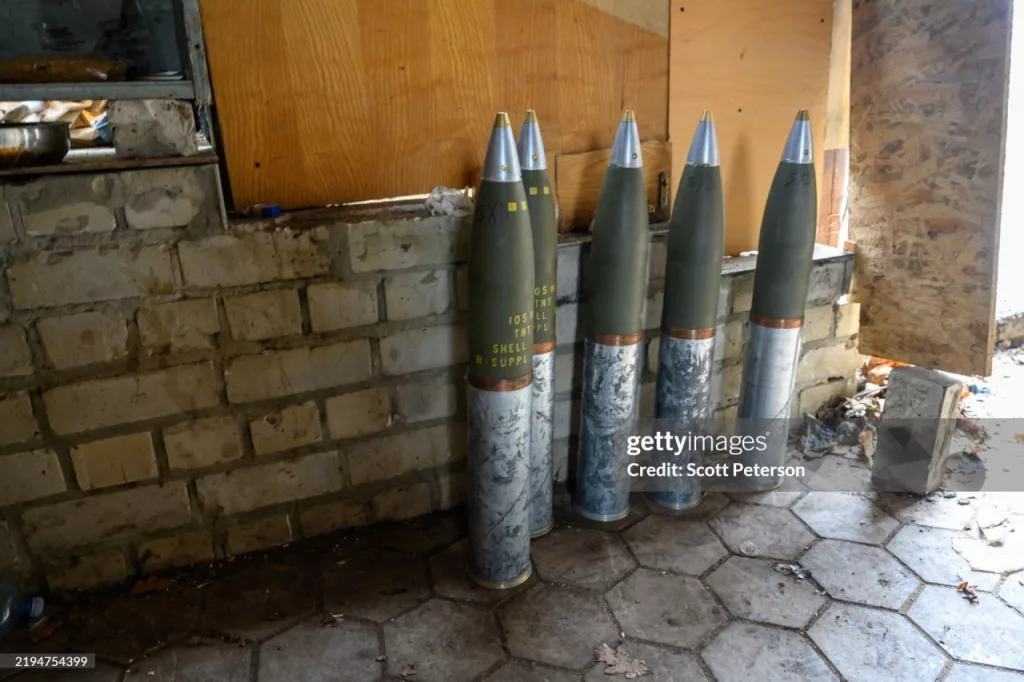 Украинские солдаты используют поставленную из Литвы 105-мм гаубицу M101 в Харьковской области