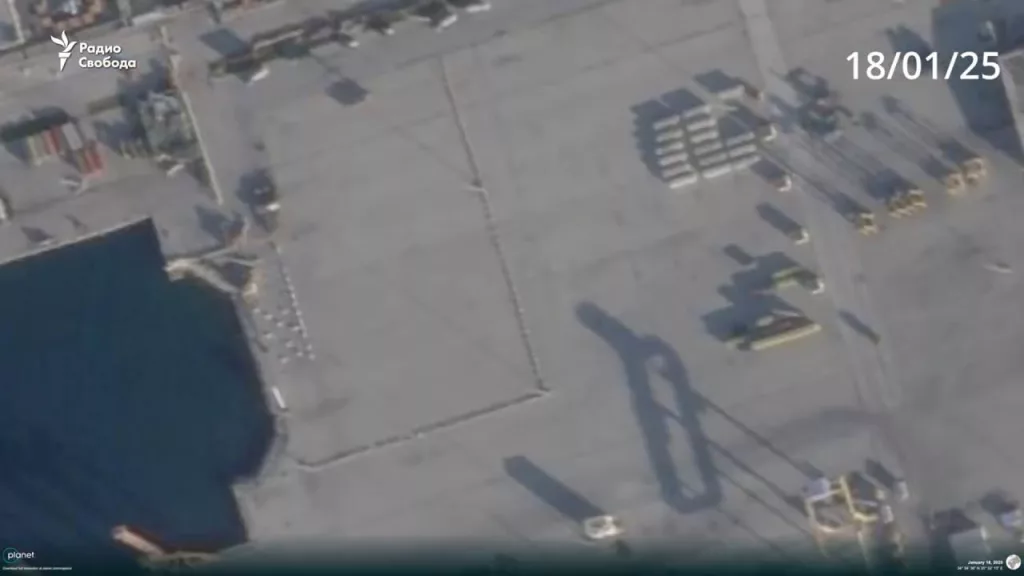 Российская техника вывезена из Сирии - спутниковые снимки демонстрируют опустевший порт Тартус после захода в него логистических судов Sparta и Sparta II несколько дней назад