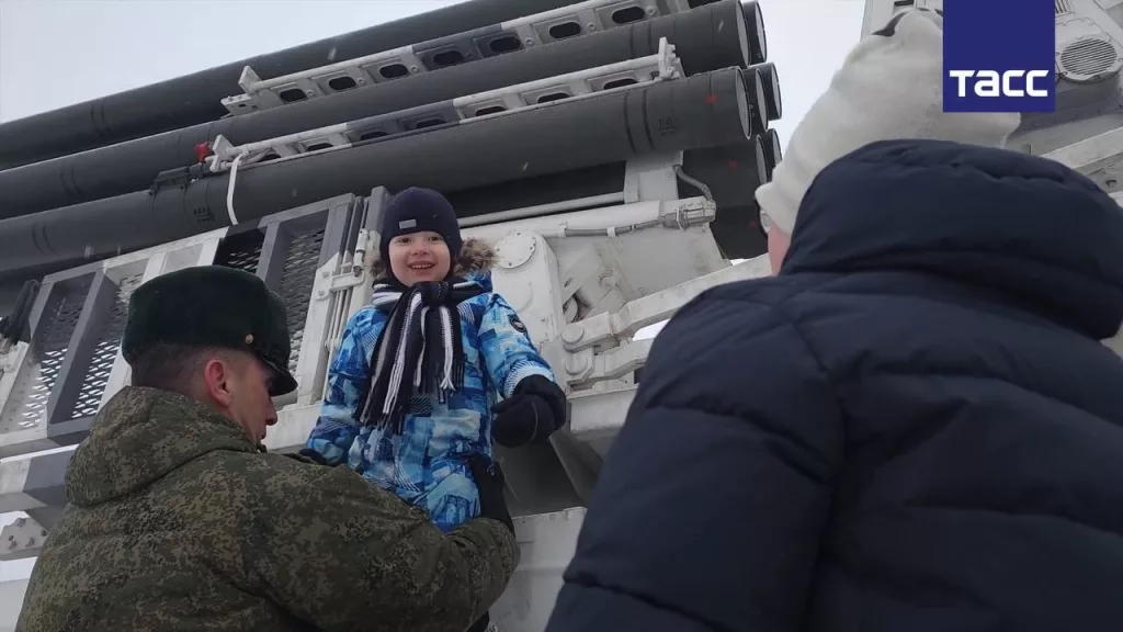 Арктические ЗРК «Панцирь-СА» на шасси двухзвенного гусеничного транспортёра ДТ-30ПМ сейчас несут боевое дежурство в системе ПВО Московского региона