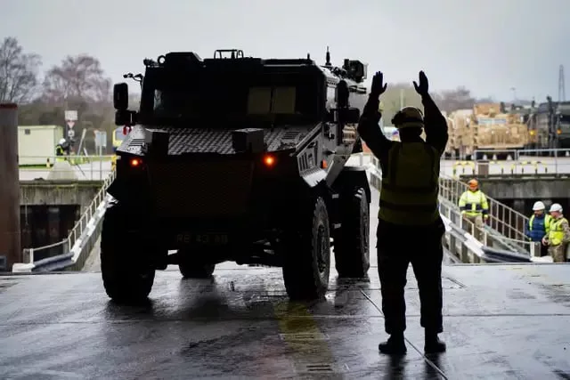 Погрузка британской военной техники в порту Марчвуд в ходе учений NATO Steadfast Dart-25 для последующей переброски в Румынию