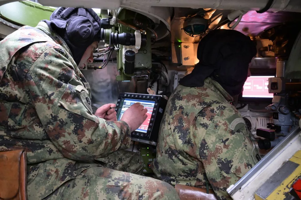 23-й самоходно-артиллерийский дивизион Вооружённых сил Сербии на вооружении которого состоят модернизированные 122-мм самоходные гаубицы 2С1 М21 «Гвоздика» и командно-штабные машины КОТ1 B2