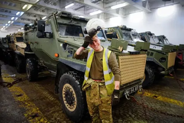 Погрузка британской военной техники в порту Марчвуд в ходе учений NATO Steadfast Dart-25 для последующей переброски в Румынию