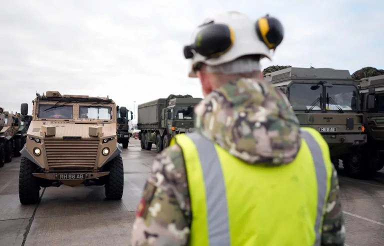 Погрузка британской военной техники в порту Марчвуд в ходе учений NATO Steadfast Dart-25 для последующей переброски в Румынию