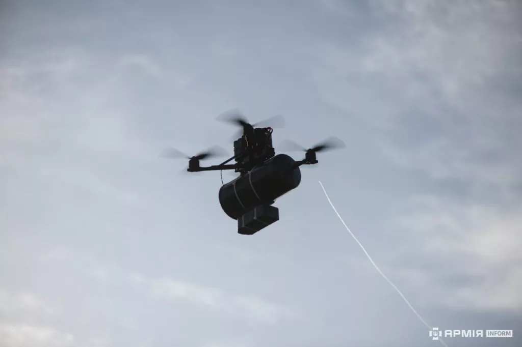 Демонстрационный показ различных FPV-дронов на оптоволокне украинского производства, проведенный Главным Управлением оборонных инноваций Минобороны Украины