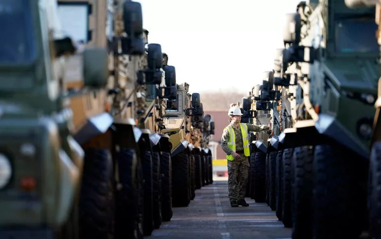 Погрузка британской военной техники в порту Марчвуд в ходе учений NATO Steadfast Dart-25 для последующей переброски в Румынию