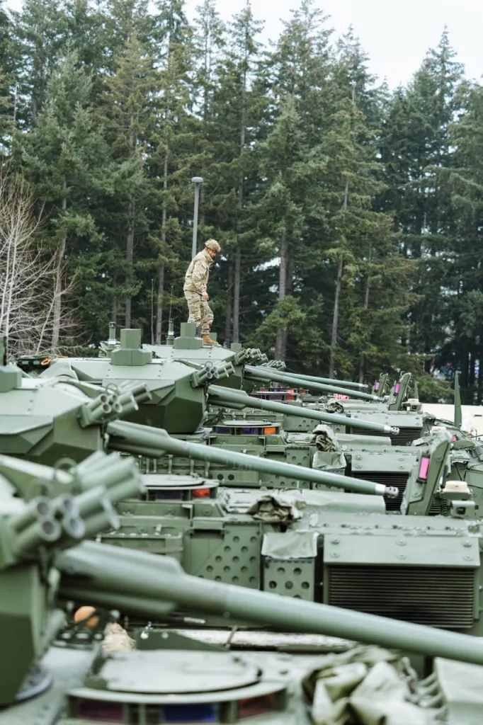 Армия США получила новые колесные боевые бронированные машины M1304 Stryker (XM1304 Stryker) с двойным V-образным корпусом ICVVA1-30mm
