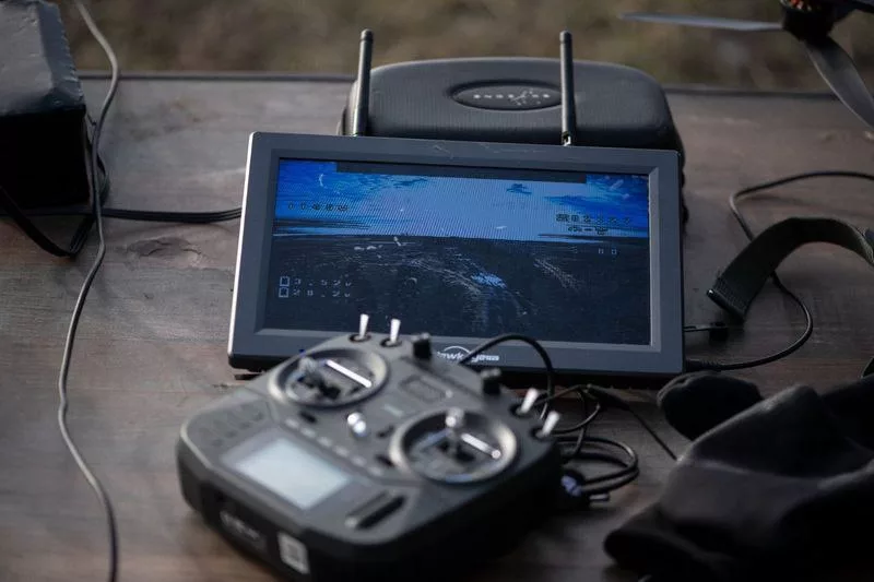 Демонстрационный показ различных FPV-дронов на оптоволокне украинского производства, проведенный Главным Управлением оборонных инноваций Минобороны Украины