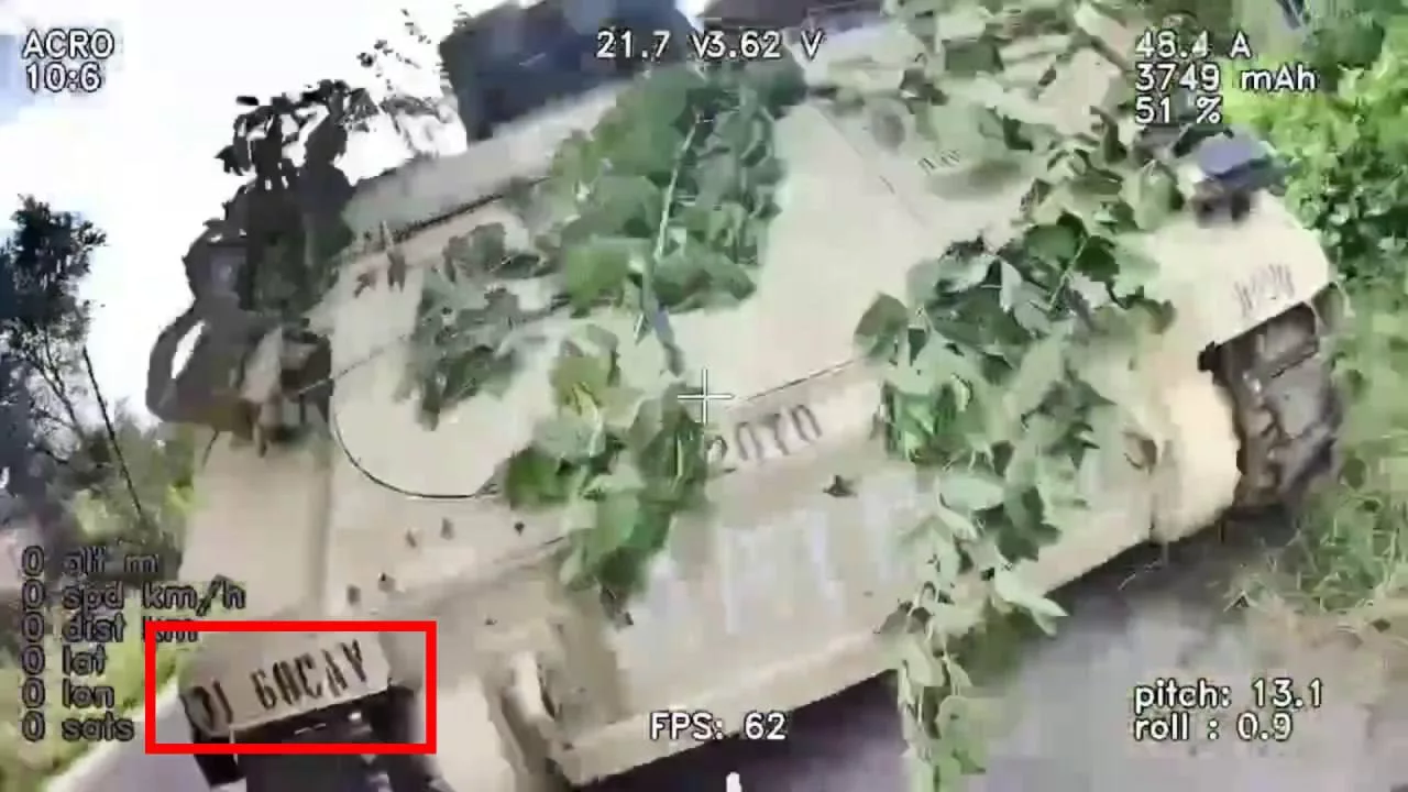 Интересно, что маркировка о принадлежности техники ВСУ армии США на КШМ M577 фиксировалась еще в самом начале вторжения в Курскую область в августе 2024 года