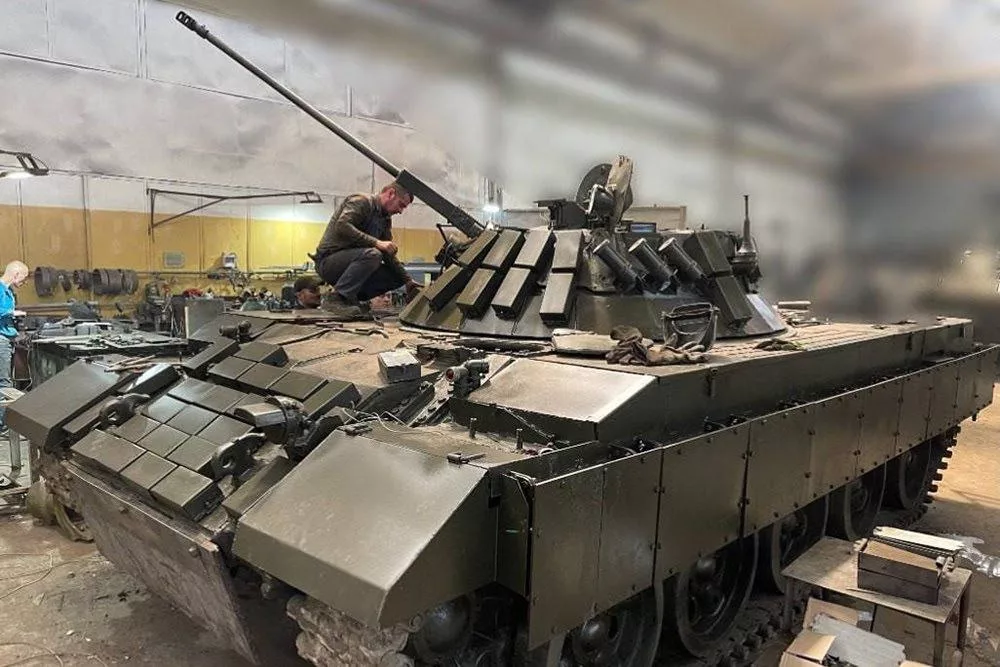Продолжая тему тяжёлых БТР на базе переделки старых танков, следует отметить то, что старые модели танков доступны не только на отечественных базах БХВТ
