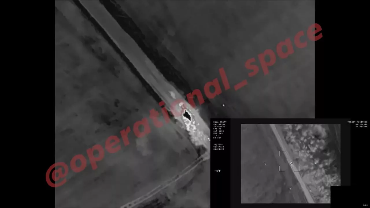 Ювелирный прилет "Ланцета" в пороховые заряды украинской 155-мм колесной САУ 2С22 "Богдана"