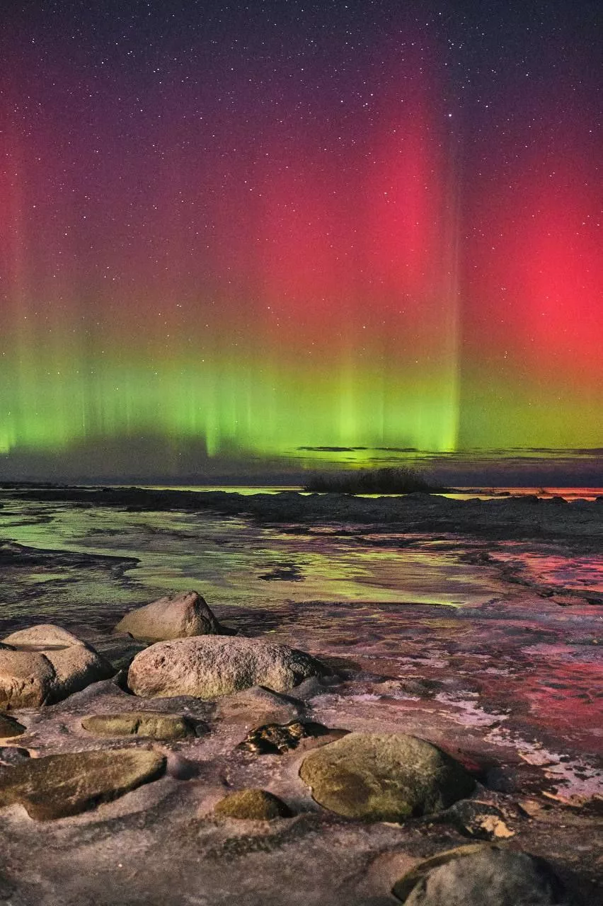 Магнитная буря достигла экстремального уровня G4, сопровождаясь яркими полярными сияниями, которые можно увидеть в различных городах России