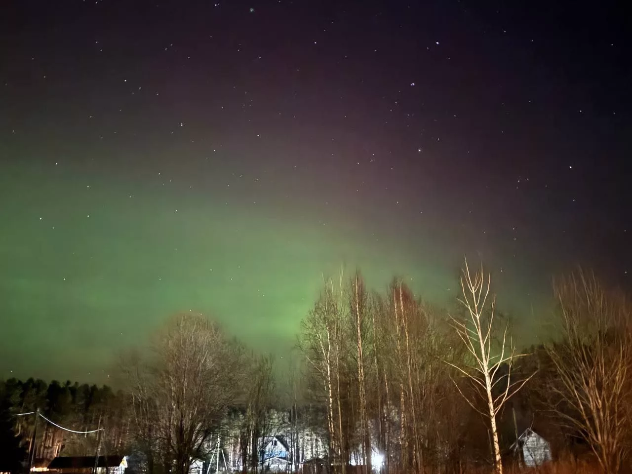 Магнитная буря достигла экстремального уровня G4, сопровождаясь яркими полярными сияниями, которые можно увидеть в различных городах России