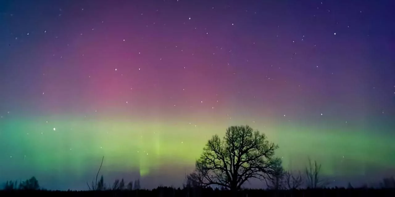 Магнитная буря достигла экстремального уровня G4, сопровождаясь яркими полярными сияниями, которые можно увидеть в различных городах России