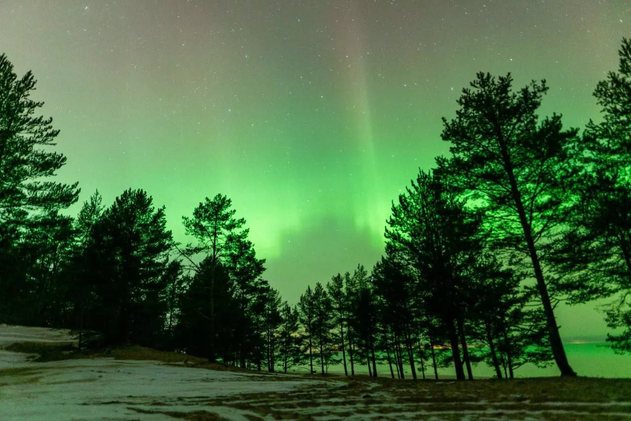 Магнитная буря достигла экстремального уровня G4, сопровождаясь яркими полярными сияниями, которые можно увидеть в различных городах России