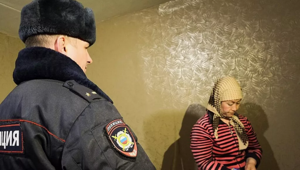 Полицейские в РФ получат право свободно заходить в дома нелегалов