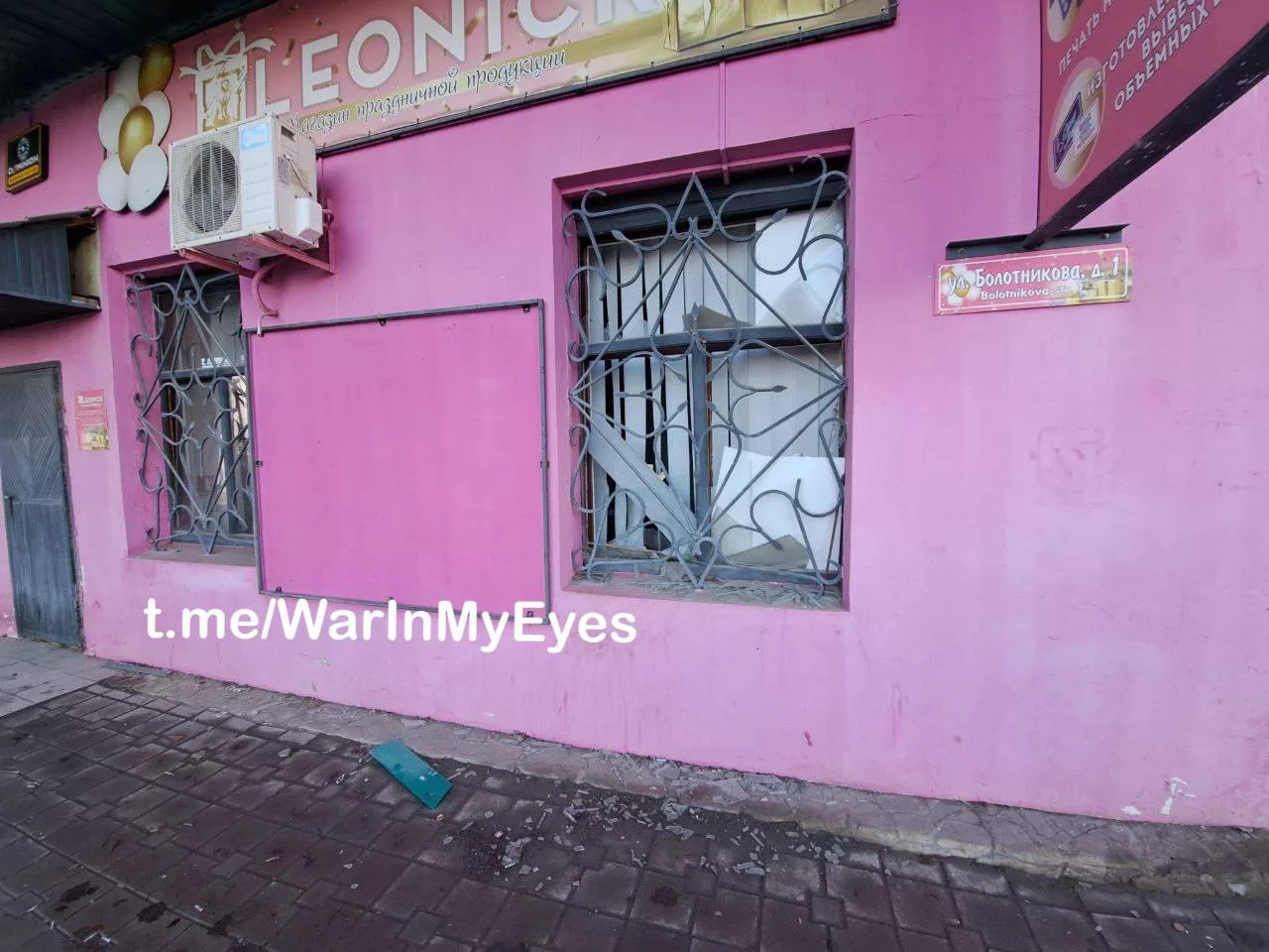 Последствия обстрела Горловки 155 мм кассетными снарядами, и удар FPV дрона в гражданский автомобиль