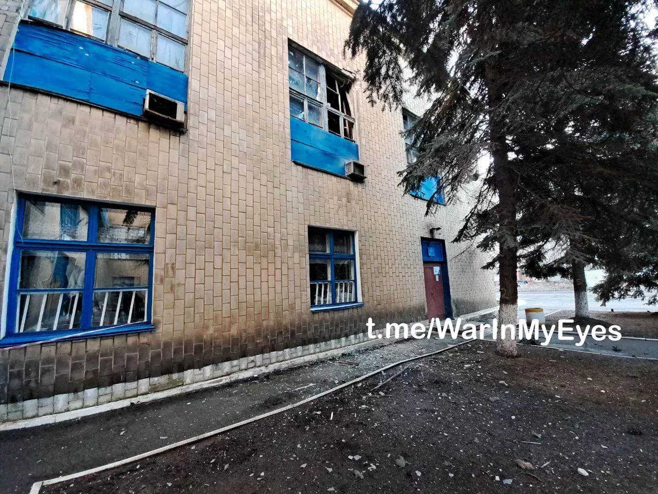 Последствия обстрела Горловки 155 мм кассетными снарядами, и удар FPV дрона в гражданский автомобиль