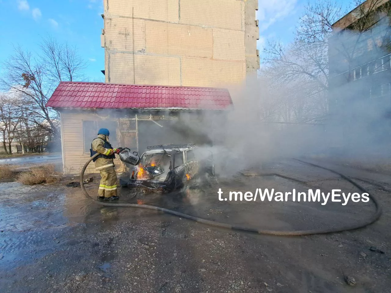Последствия обстрела Горловки 155 мм кассетными снарядами, и удар FPV дрона в гражданский автомобиль