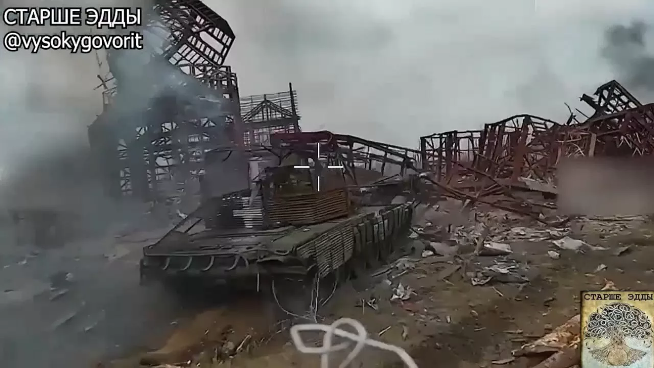 Украинский Т-72М1, уничтоженный несколькими ударами FPV-дронов на оптоволокне в селе Терны