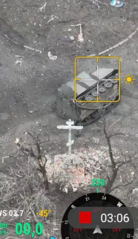 Командно-штабной БТР M577 ВСУ завалился набок на одном из направлений