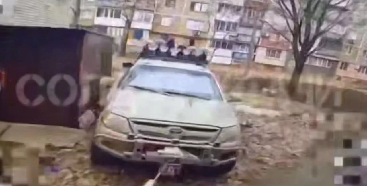 Операторы FPV-дронов проводят ВСУшникам оптоволокно прямо в Покровске