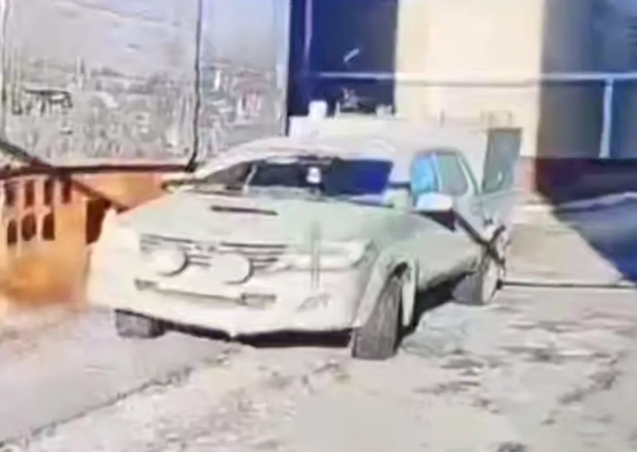 Операторы FPV-дронов проводят ВСУшникам оптоволокно прямо в Покровске