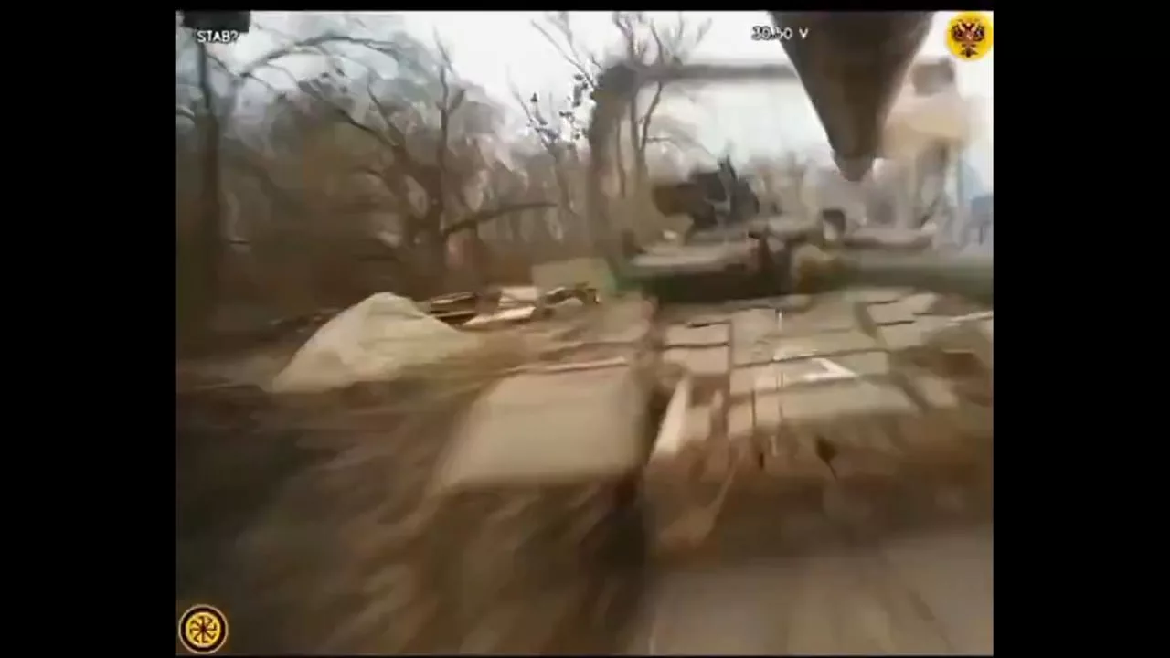 Прямое попадание FPV-дрона в люк мехвода украинского Т-64БВ обр. 2017/2022 г. в селе Махновка на окраине Суджи привело к практически моментальному пожару боекомплекта