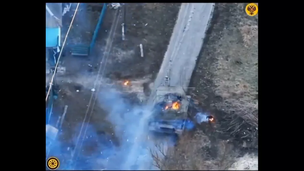 Прямое попадание FPV-дрона в люк мехвода украинского Т-64БВ обр. 2017/2022 г. в селе Махновка на окраине Суджи привело к практически моментальному пожару боекомплекта