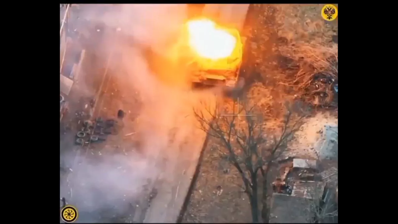 Прямое попадание FPV-дрона в люк мехвода украинского Т-64БВ обр. 2017/2022 г. в селе Махновка на окраине Суджи привело к практически моментальному пожару боекомплекта