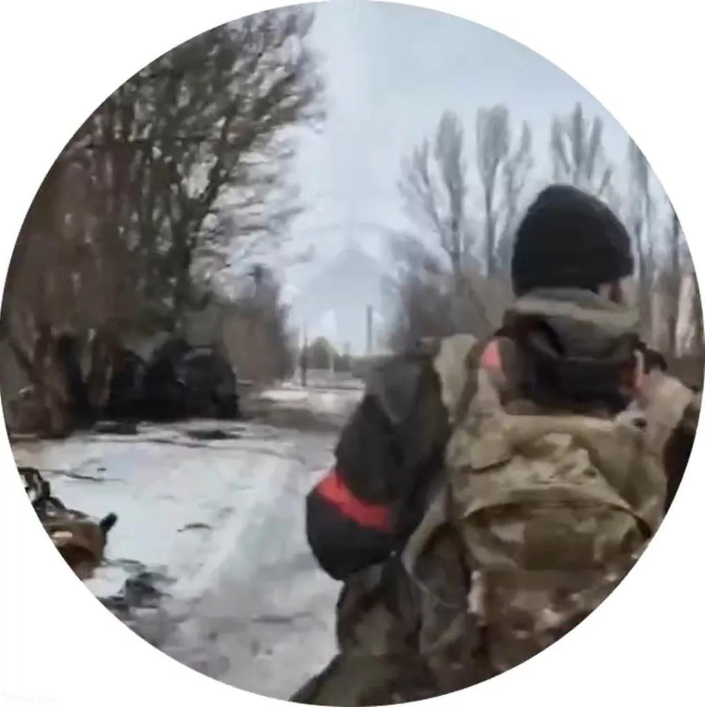 Сгоревший украинский "Козак-7" с козырьком возле хутора Бердин в Курской области во время вчерашнего наступления ВСУ
