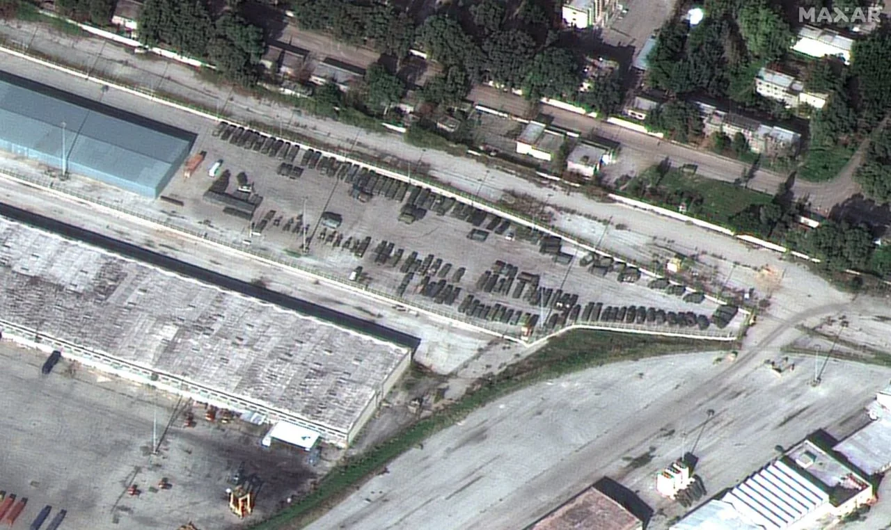 Российские корабли возле порта Тартус и сама территория порта с рядами военной техники, стянутой со множества других объектов ВС РФ, находившихся на территории Сирии